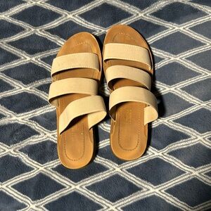 Neutral flat sandal